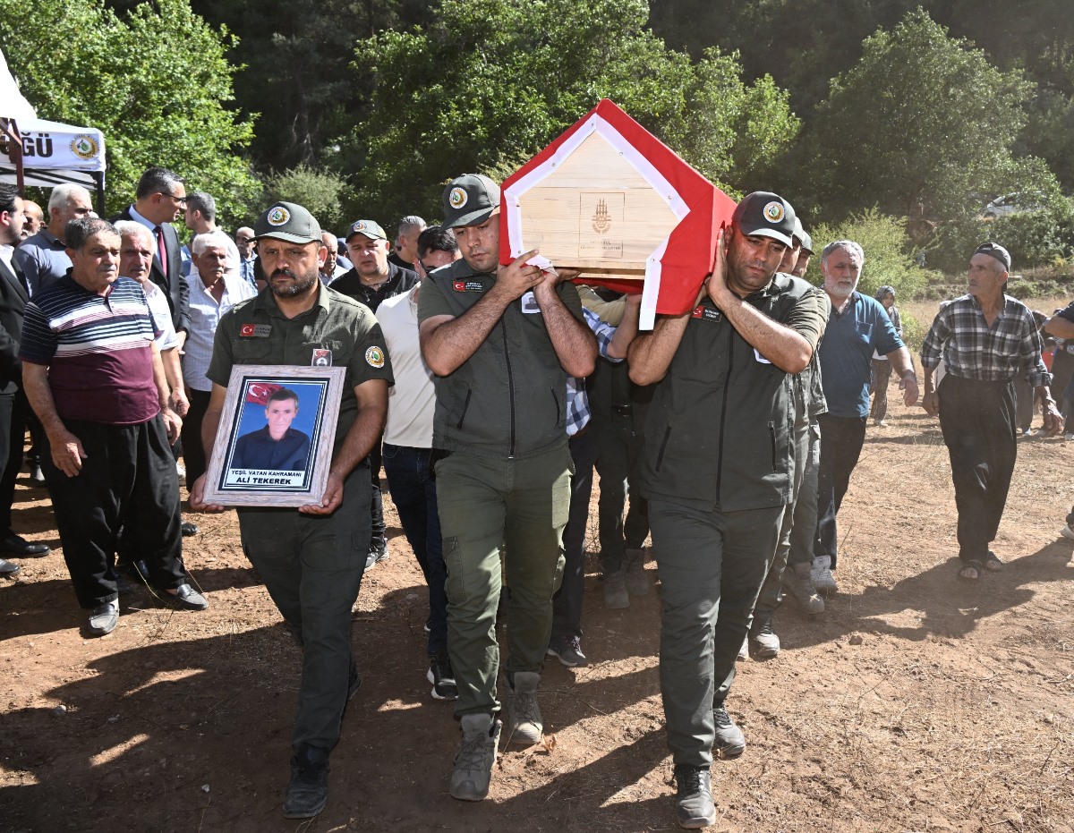 Hasanbeyli'deki Orman Yangınına Müdahaleye Destek Olurken Hayatını Kaybeden Ali Tekerek Hasanbeyli İlçemizin Karayiğit Köyünde Toprağa Verildi