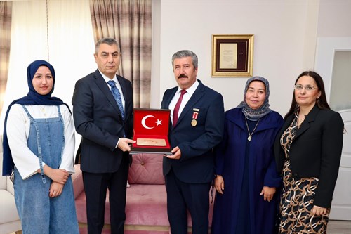 AZİZ ŞEHİTLERİMİZİN KIYMETLİ AİLELERİ İLE KAHRAMAN GAZİLERİMİZ EVLERİNDE TEK TEK ZİYARET EDİLEREK CUMHURİYET BAYRAMIMIZ KUTLANDI