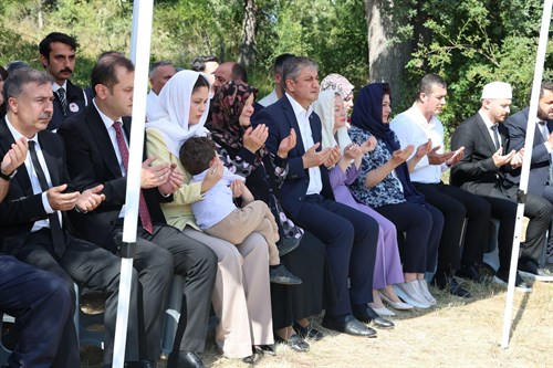 Valimiz Sayın Mustafa Yavuz ve Eşi Süreyya Yavuz Hanımefendi, 15 Temmuz Şehidimiz Barış Efe’nin Kabrini Ziyaret Etti.