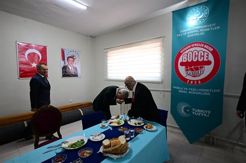 Vali Turan, 1 Ekim Dünya Yaşlılar Günü münasebetiyle Kırklareli Huzurevi’nde düzenlenen programa katıldı…