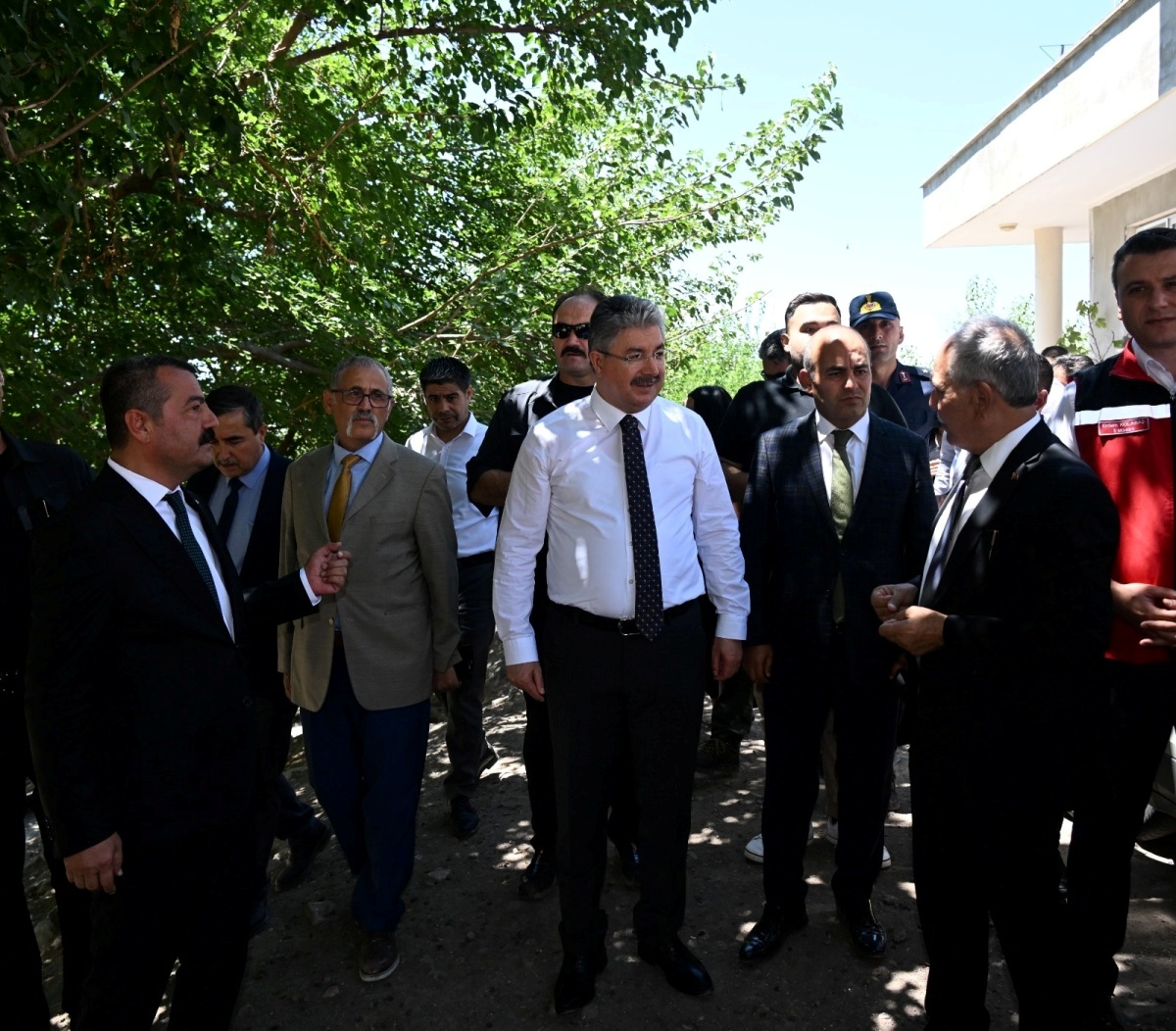 Vali Yılmaz, Düziçi’nin Yarbaşı Beldesinin Karacaören Mahallesinde Çıkan Yangında Zarar Gören Bölgede İncelemelerde Bulundu