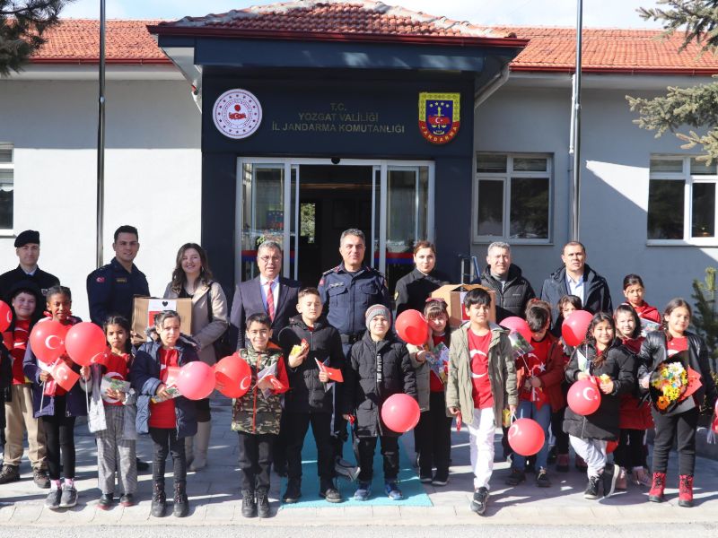 Küçük Kalplerden Sıcacık Destek,  Jandarma Personelleri Minik Misafirlerini Türk Bayrakları ve Balonlarla Karşıladı 