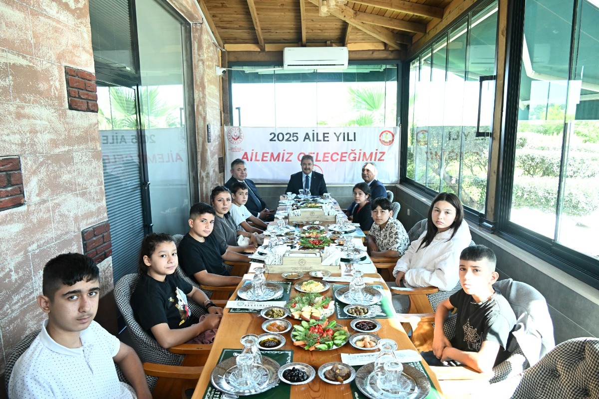 Vali Yılmaz, 2025 Aile Yılı Kapsamında Düzenlenen Programda Öksüz ve Yetim Çocuklarımızla Buluştu