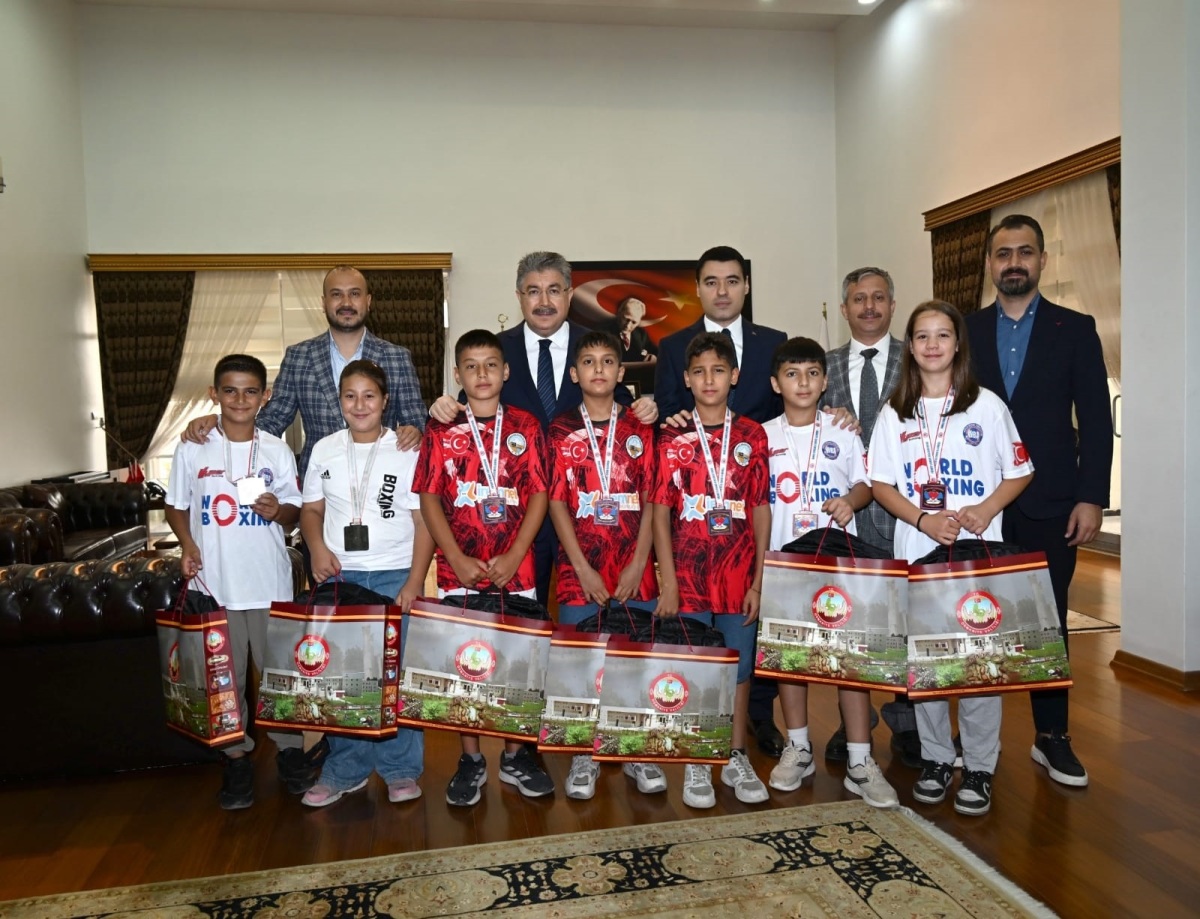Vali Yılmaz, Alt Minikler Türkiye Ferdi Boks Şampiyonasında Dereceye Giren Sporcularımızı Makamında Kabul Etti