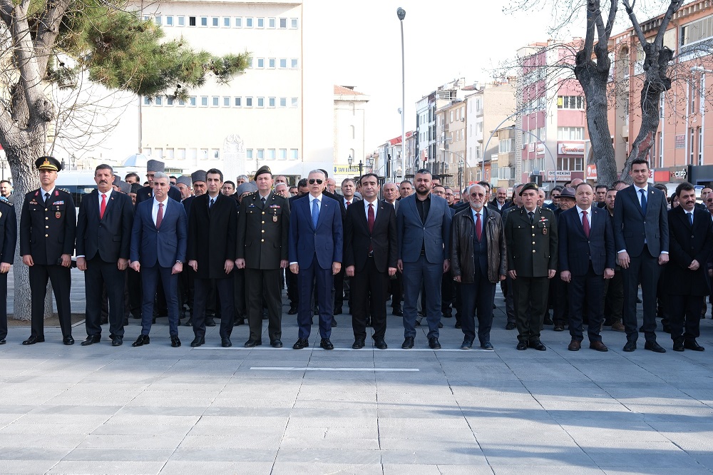 18 Mart Çanakkale Deniz Zaferinin 110.Yıldönümü ve Şehitler Günü Nedeniyle Çelenk Sunma Programı Düzenlendi