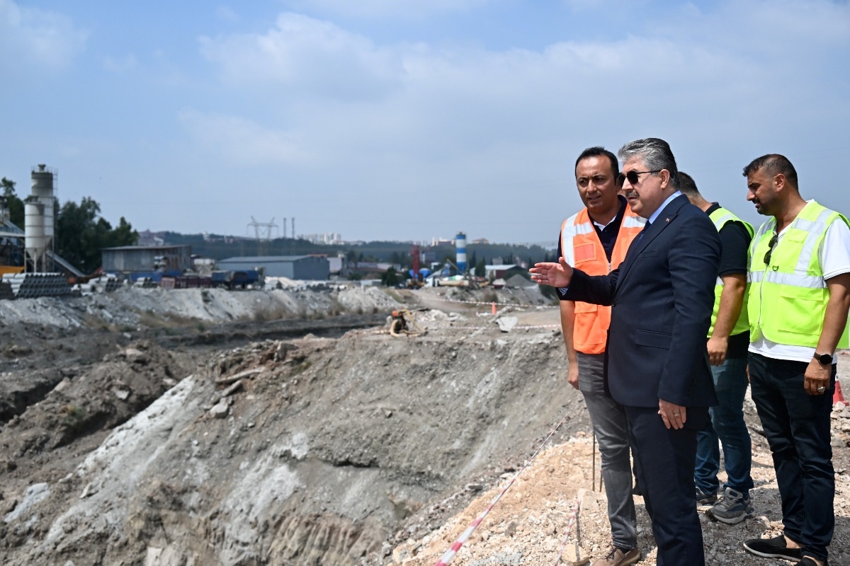 Vali Yılmaz, Yapımı Devam Eden Osmaniye Sebze Hali -D400 Bağlantı Yolunda İncelemelerde Bulundu