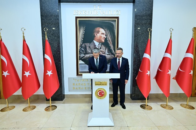 Uşak Valisi Sayın Dr. Naci Aktaş, Valimiz Sayın Hüseyin Aksoy'u makamında ziyaret etti.