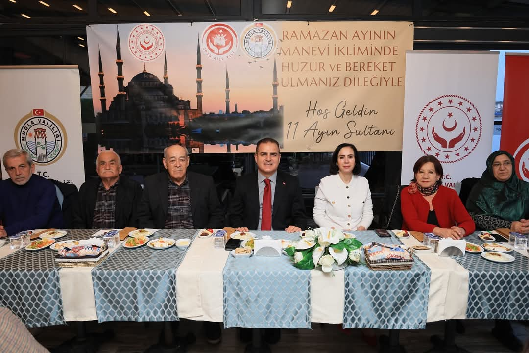 Valimiz Sayın Dr. İdris Akbıyık ve Eşi Sevim Akbıyık Hanımefendi Huzurevinde Kalan Büyüklerimizle İftar Programında Bir Araya Geldi