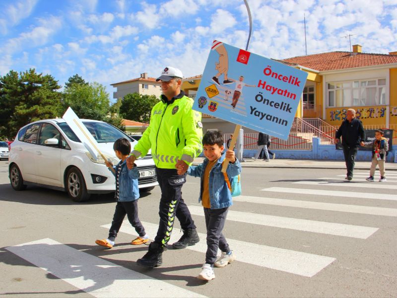 Kırşehir İl Emniyet Müdürlüğü’nden Öğrencilere Yaya Geçidi Farkındalık Eğitimi Verildi