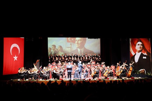 VALİMİZ SAYIN ATİLLA TOROS VE EŞİ DUDU İREM HANIMEFENDİ, CUMHURİYET BAYRAMI KONSER PROGRAMI'NA KATILDI