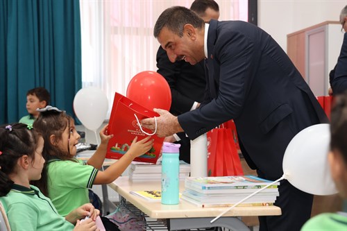 2025-2026 Eğitim Öğretim Yılı, Vali Osman Hacıbektaşoğlu’nun Bahçelievler İlkokulu’nda Çaldığı Ders Zili ile Başladı