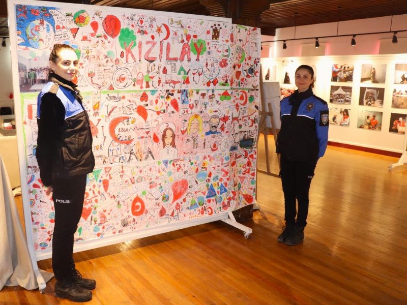 Yalova Emniyet Müdürlüğü Toplum Destekli Polislik Şube Müdürlüğü Ekiplerince Kızılay Haftasında İyiliğe Ortak Adım Atıldı