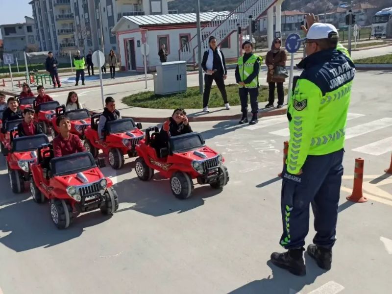 Jandarma, Burdur’da Öğrencilere Trafik Güvenliği Eğitimi Verdi