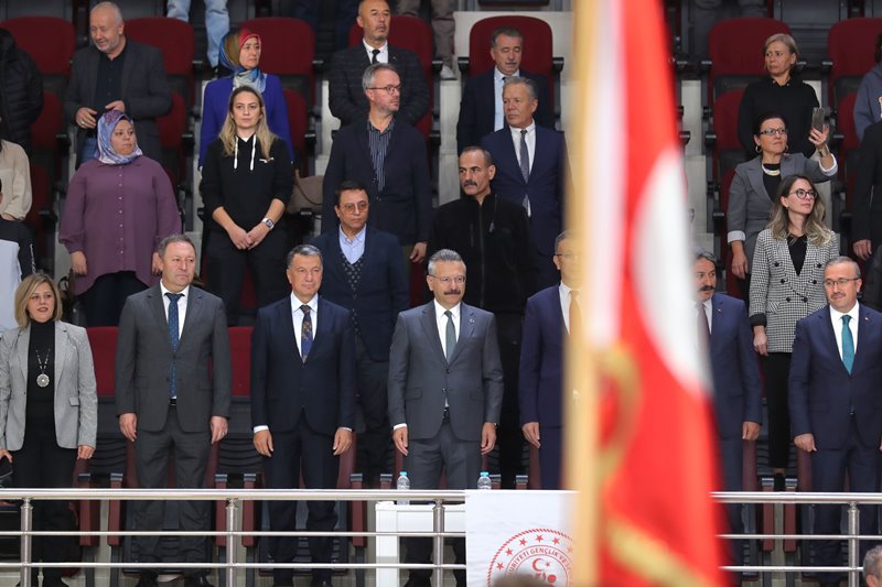 Valimiz Sayın Hüseyin Aksoy, Amatör Spor Haftası kapsamında Yenikent Şehit Anıl Gül Spor Salonu’nda düzenlenen açılış programına katıldı.