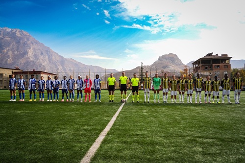 Vali Çelik, Süper Lig’de Zirve Mücadelesi Veren Hakkarigücü`nü Tribünden Destekledi