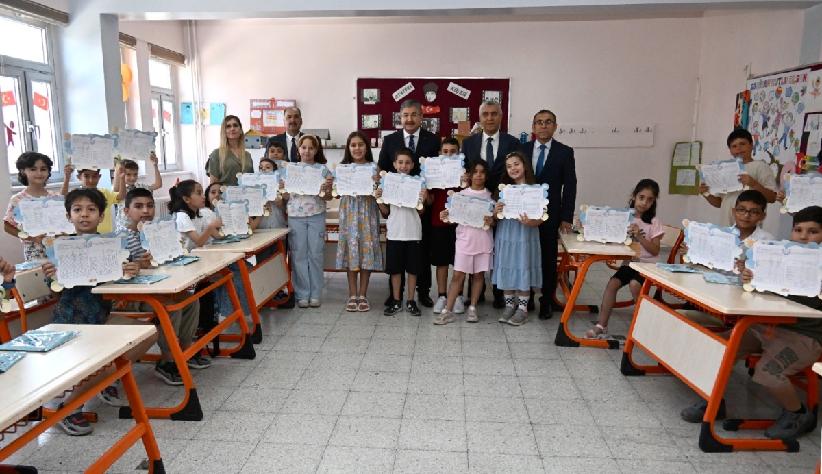 Vali Dr. Erdinç Yılmaz, Dede Korkut İlkokulunda Öğrencilerimizin Karne Heyecanını Paylaştı
