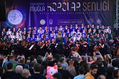 Valimiz Sayın Dr. İdris Akbıyık ve eşi Sevim Akbıyık Hanımefendi Uluslararası Muğla Korolar Şenliği’nin açılış programına katıldı.