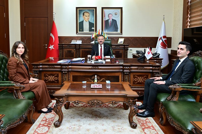 Valimiz Sayın Hüseyin Aksoy, 111. Dönem Eskişehir Kaymakam Adayları Rabia Yurdakul Kaçmaz ve Tolga Tanır'ı makamında kabul etti.