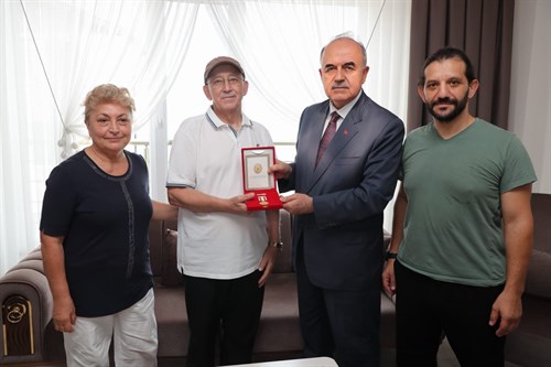 Vali Erol, Kıbrıs Gazisine Gazilik Madalyası ve Beratını Tevcih Etti