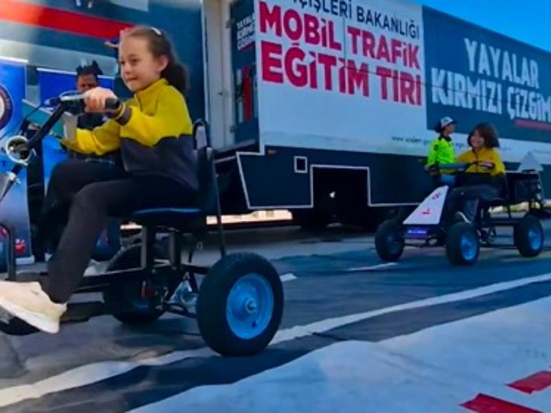 Emniyet Genel Müdürlüğü Trafik Eğitim Tırı 9 İlde Çocuklarla Bir Araya Geldi