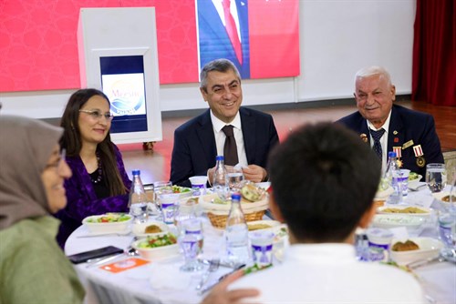 VALİMİZ SAYIN ATİLLA TOROS VE EŞİ DUDU İREM TOROS HANIMEFENDİ; GAZİLERİMİZ, AİLELERİ İLE ŞEHİT AİLELERİNİ AĞIRLADI
