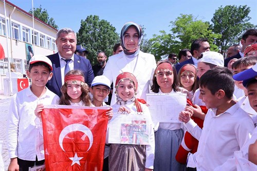 Vali Yiğitbaşı, Öğrencilerin Karne Sevincine Ortak Oldu