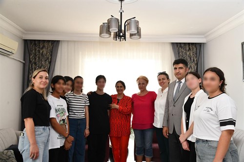 VALİMİZ SAYIN ATİLLA TOROS’UN EŞİ DUDU İREM TOROS HANIMEFENDİ,   YENİŞEHİR İLÇESİNDE BULUNAN PAPATYA SEVGİ EVİNİ ZİYARET ETTİ