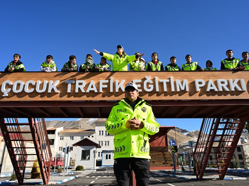 Hakkari Emniyet Müdürlüğü, Öğrenci, Öğretmen ve Velilere Yönelik “Okul Geçidi Görevlisi Eğitimi” Düzenledi