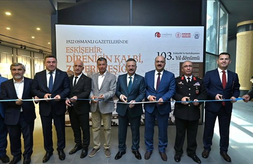 Valimiz Sayın Hüseyin Aksoy, '1922 Osmanlı Gazetelerinde Eskişehir: Direnişin Kalbi, Zaferin Eşiği' konulu serginin açılışını gerçekleştirdi.