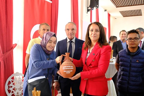 VALİ TÜLAY BAYDAR BİLGİHAN, ÖĞRETMENEVİNDE ZİYARETÇİLERİ KABUL ETTİ