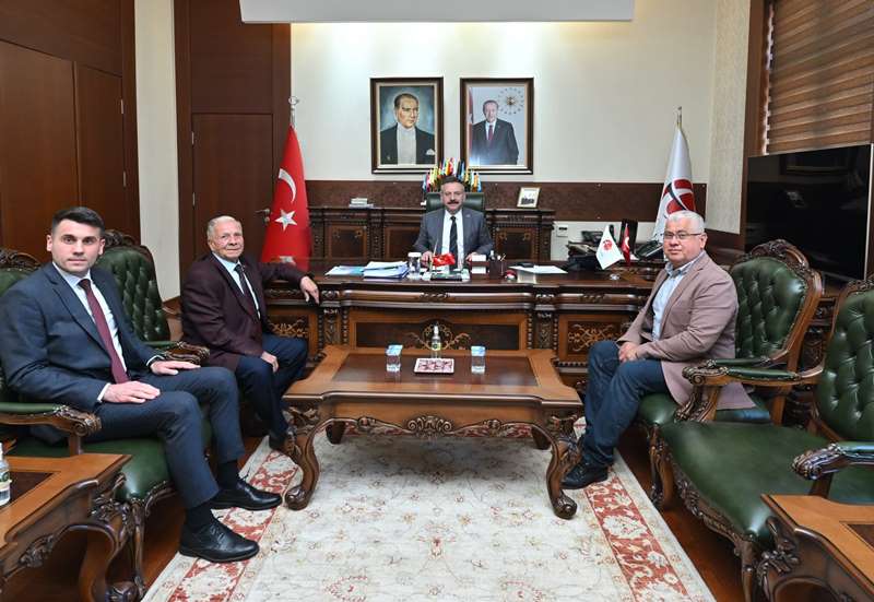 Manisa'nın Şehzadeler ilçesi Güzelköy Mahallesi Muhtarı Arif Akbulut ve beraberindekiler Valimiz Sayın Hüseyin Aksoy'u ziyaret etti.