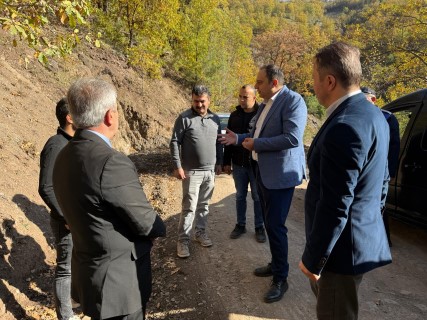 İlçemiz Yurtalan – Gökal arası grup yolu üzerinde yürütülen 10 km’lik parke yol yapım çalışmalarında sona yaklaşıldı.