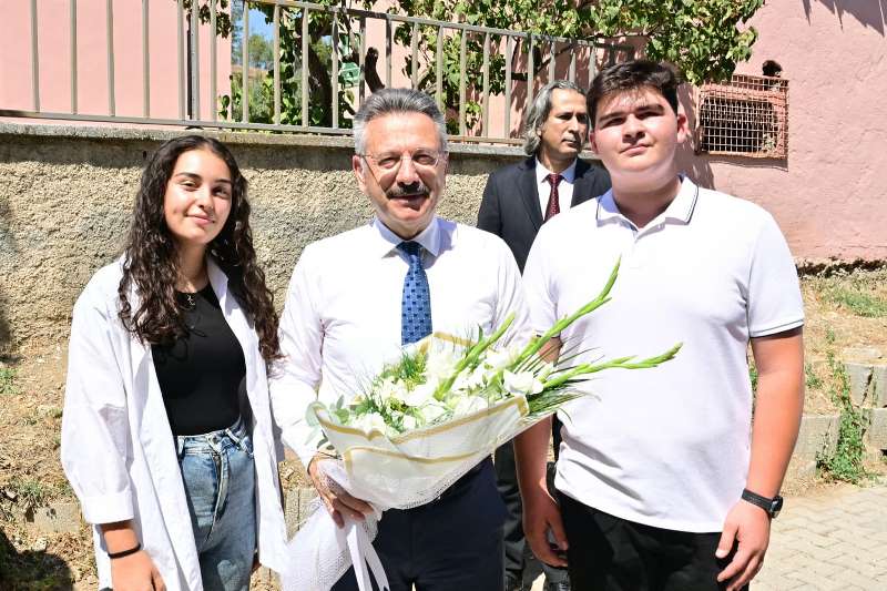 Valimiz Sayın Hüseyin Aksoy, Sarıcakaya İlçesinde düzenlenen Sera Örtüsü Teslim Töreni'ne katıldı.