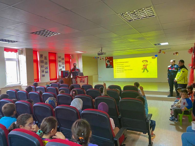 Sinop Jandarma Komutanlığı, KADES ve Siber Güvenlik Konularında Vatandaşları Bilgilendirdi