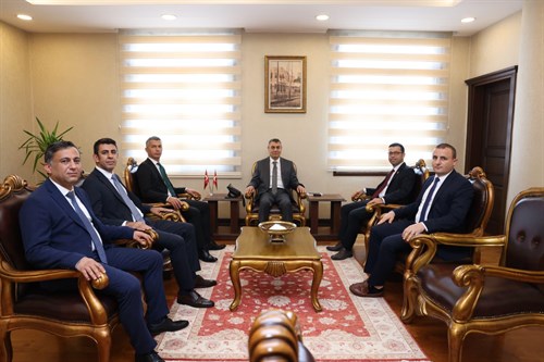 VALİMİZ SAYIN ATİLLA TOROS, ZİYARETİNE GELEN HAZİNE VE MALİYE BAKANLIĞI VERGİ BAŞMÜFETTİŞLERİ SERKAN KURT VE MEHMET ÇANGA İLE GÖRÜŞTÜ