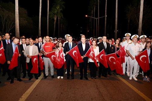 VALİMİZ SAYIN ATİLLA TOROS VE EŞİ DUDU İREM TOROS HANIMEFENDİ, "CUMHURİYET BAYRAMI YÜRÜYÜŞÜ"NE KATILDI