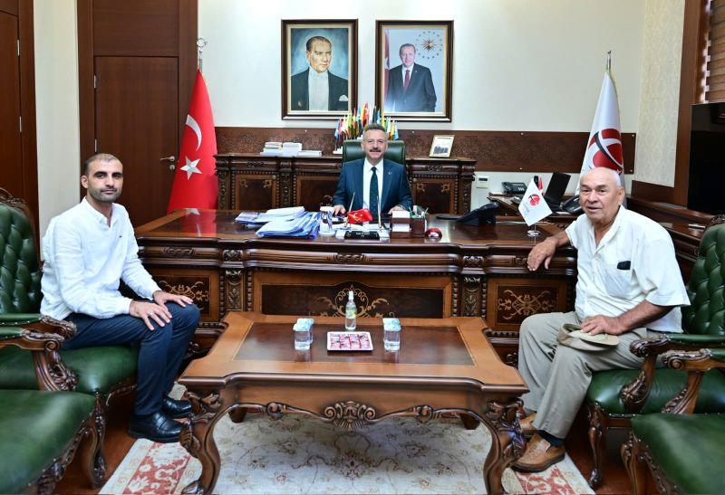 Aydın ilinden Çiftçi Ahmet Ersoy ve İş İnsanı Kamuran Uzundal Valimiz Sayın Hüseyin Aksoy'u ziyaret etti.