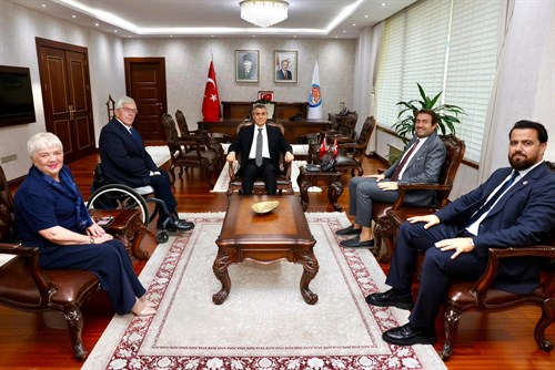 VALİMİZ SAYIN ATİLLA TOROS, DÜNYA BEDENSEL ENGELLİLER PLAJ OYUNLARI KAPSAMINDA ZİYARETİNE GELEN HEYET İLE GÖRÜŞTÜ