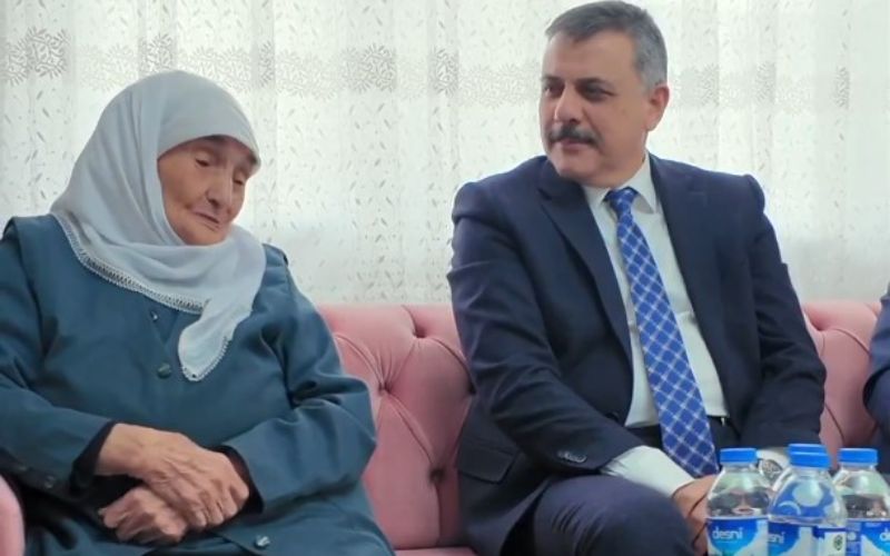 Vali Mustafa Çiftçi, Horasan’da 102 Yaşındaki Muhabbet Nine’yi Ziyaret Etti