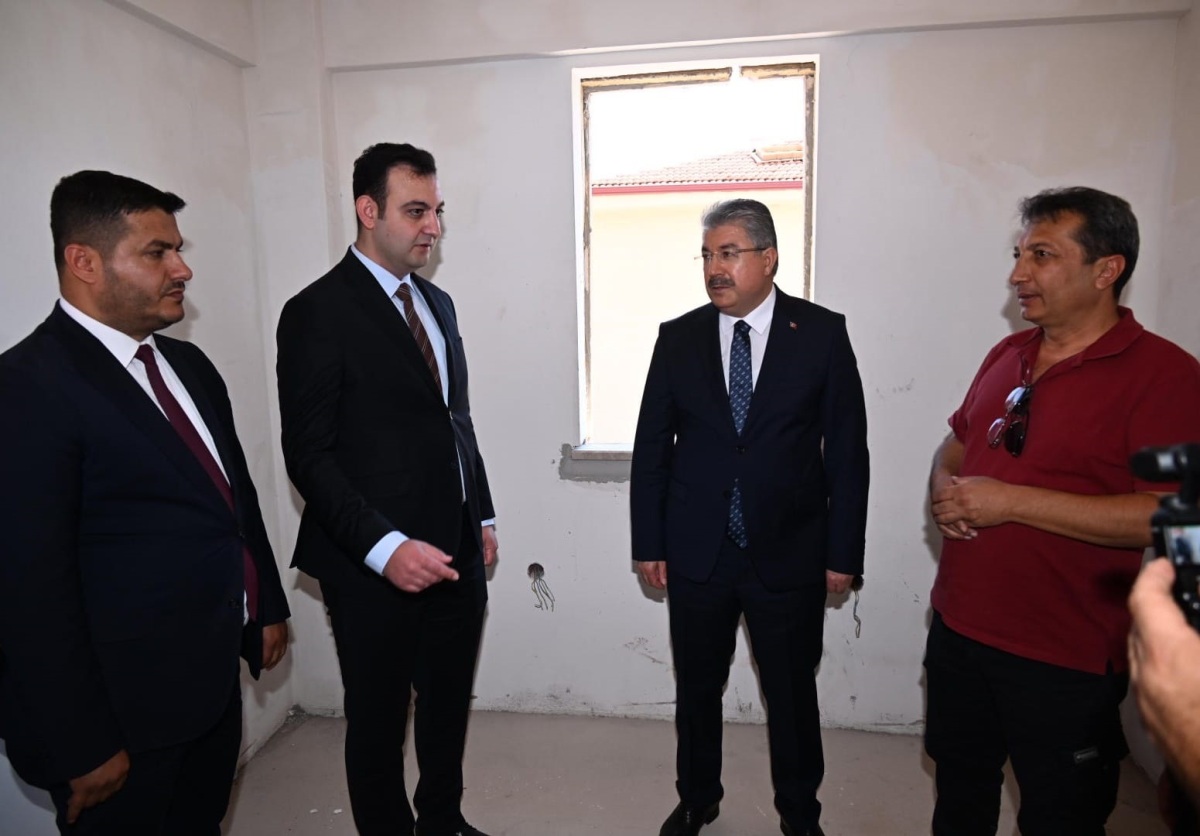 Vali Yılmaz, Hasanbeyli İlçemizin Kalecik Köyünde Yapımı Devam Eden Deprem Köy Konutlarında İncelemelerde Bulundu
