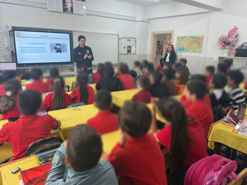 Erzincan'da Emniyet Güçleri Tarafından Öğrencilere Siber Güvenlik ve Kişisel Güvenlik Konularında Bilgilendirme Yapıldı