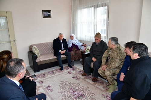 Vali Aziz Yıldırım’dan 60 Yıllık Çınar Aileye Ziyaret