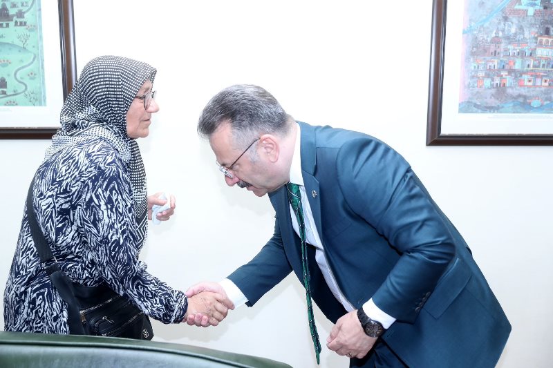 Ankara Elmadağ’daki tren kazasında şehit olan makinist İsmet Güneş’in eşi Fatma Güneş, Valimiz Sayın Hüseyin Aksoy’u ziyaret etti.