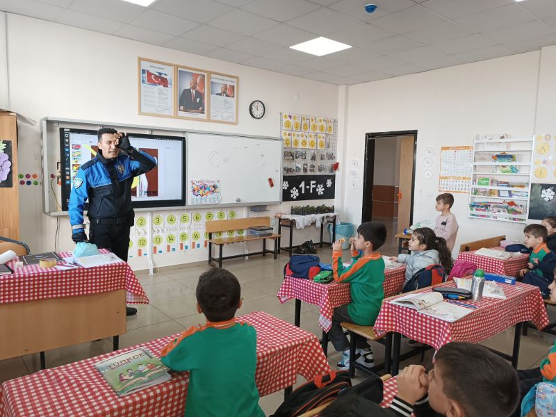 Adıyaman Kahta Toplum Destekli Polislik Büro Amirliği Tarafından Yavuz Selim İlkokulu 1.Sınıf Öğrencilerine Bilgilendirme Eğitimi Düzenlendi