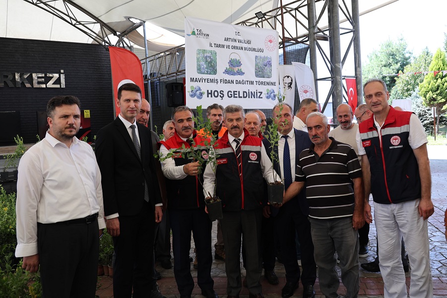 Valimiz Sayın Dr. Turan Ergün, Arhavi'de Düzenlenen Maviyemiş Fidan Dağıtım Programına Katıldı
