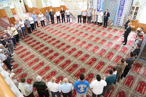 Valimiz Sayın Mustafa Yavuz, Esentepe Yeşil Camii’nde Vatandaşlarımızla Bayramlaştı.