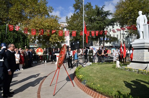 30 Ağustos Zafer Bayramı Münasebetiyle Atatürk Anıtı’na Çelenk Sunuldu
