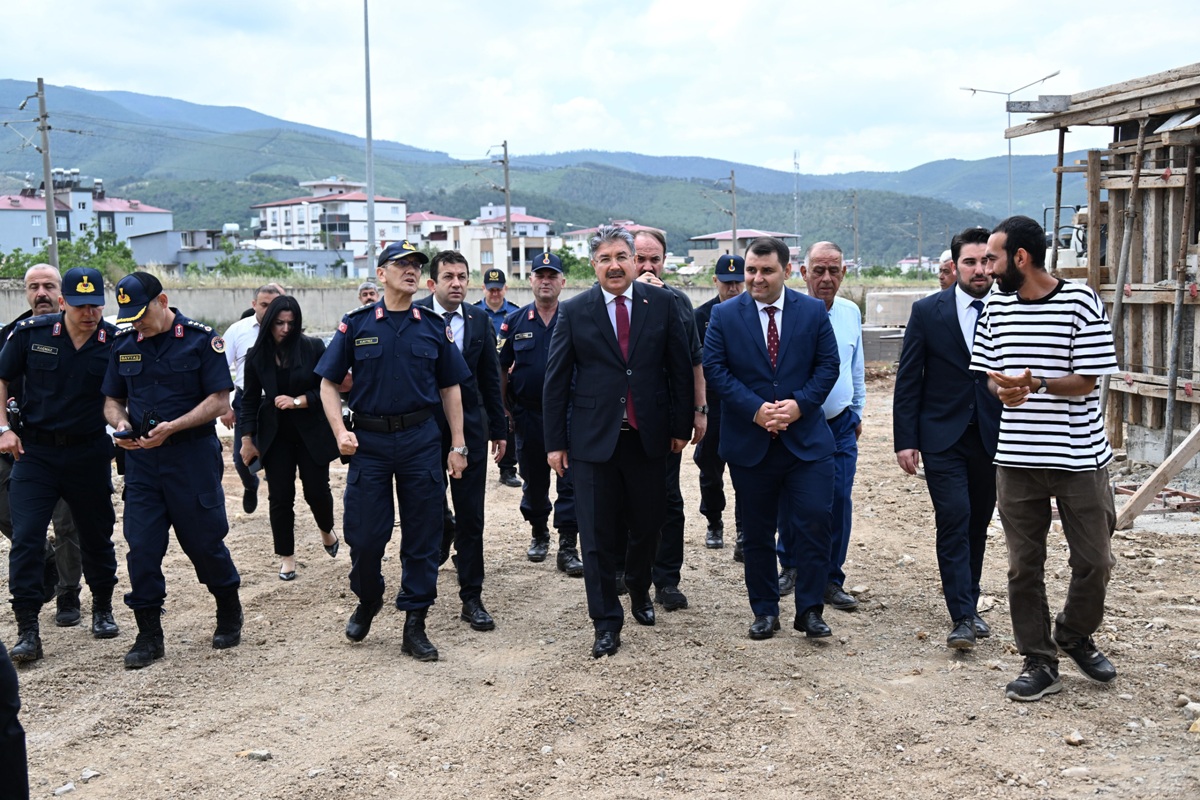 Vali Yılmaz, Yapımı Devam Eden Bahçe İlçe Jandarma Komutanlığı Hizmet Binasında İncelemelerde Bulundu
