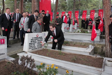 Kaymakamımız Dr. İsmail Altan DEMİRAYAK, Şehitler Günü Etkinlikleri kapsamında, İlçemiz Şehitliğinde düzenlenen törene katıldı.