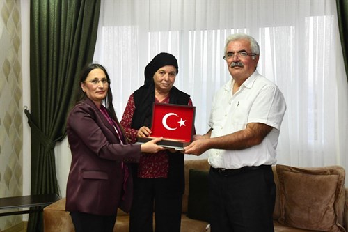 VALİMİZ SAYIN ATİLLA TOROS’UN EŞİ DUDU İREM TOROS HANIMEFENDİ, ŞEHİT OLAN BAKIM ASTSUBAY KIDEMLİ ÇAVUŞ CEMRE SALİH GÖZEN’İN AİLESİNİ ZİYARET ETTİ